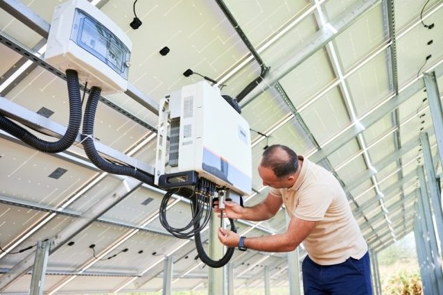 You are currently viewing Onduleurs hybrides : Quels avantages pour les bâtiments tertiaires et industriels ?