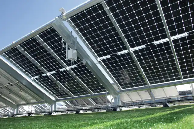 Panneaux photovoltaïques au sol pour installation professionnelle