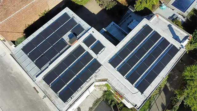 Installation solaire toiture plate professionnelle